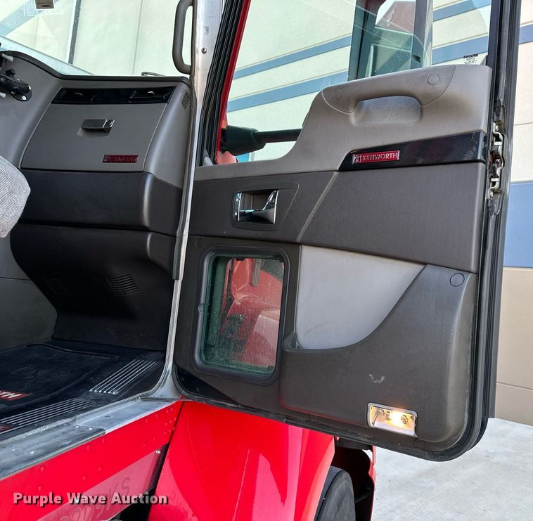 image for item DV1014 2014 Kenworth T400 semi truck