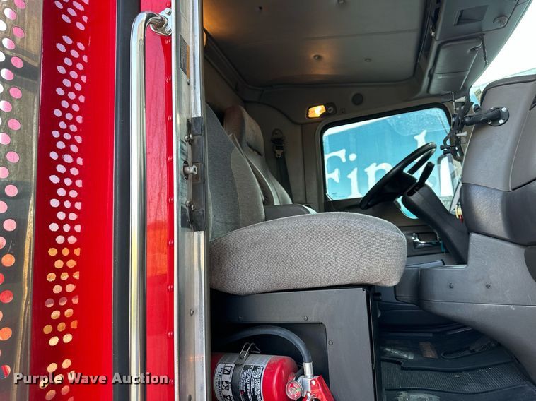 image for item DV1014 2014 Kenworth T400 semi truck