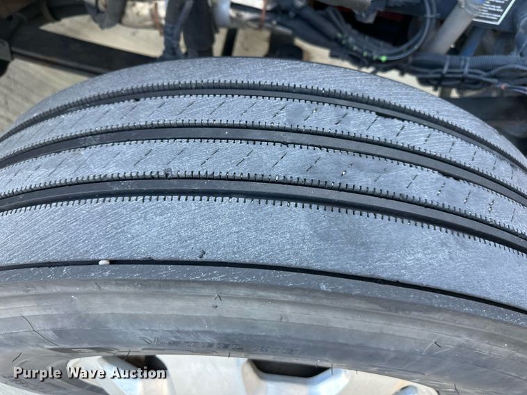 image for item DV1014 2014 Kenworth T400 semi truck