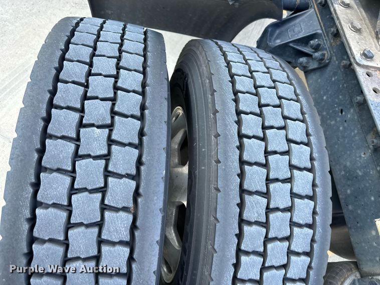 image for item DV1014 2014 Kenworth T400 semi truck