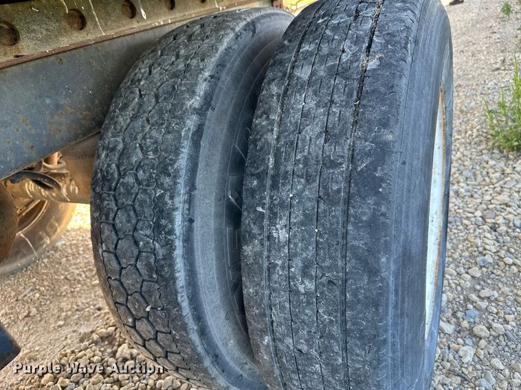 image for item HN9990 1996 Monn  dry van trailer