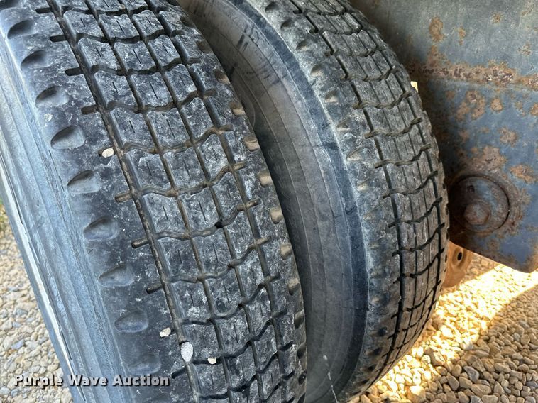 image for item HN9990 1996 Monn  dry van trailer