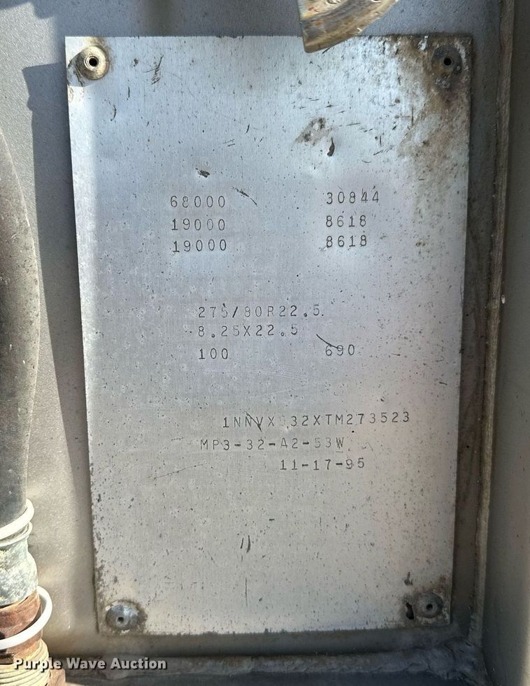 image for item HN9990 1996 Monn  dry van trailer