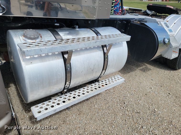 image for item JE9502 2012 Kenworth T660  semi truck