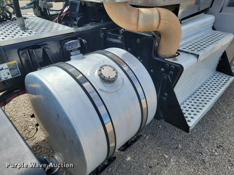 image for item JE9502 2012 Kenworth T660  semi truck