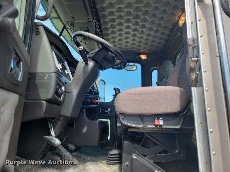 image for item JE9502 2012 Kenworth T660  semi truck