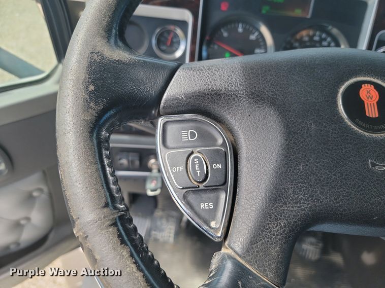 image for item JE9502 2012 Kenworth T660  semi truck