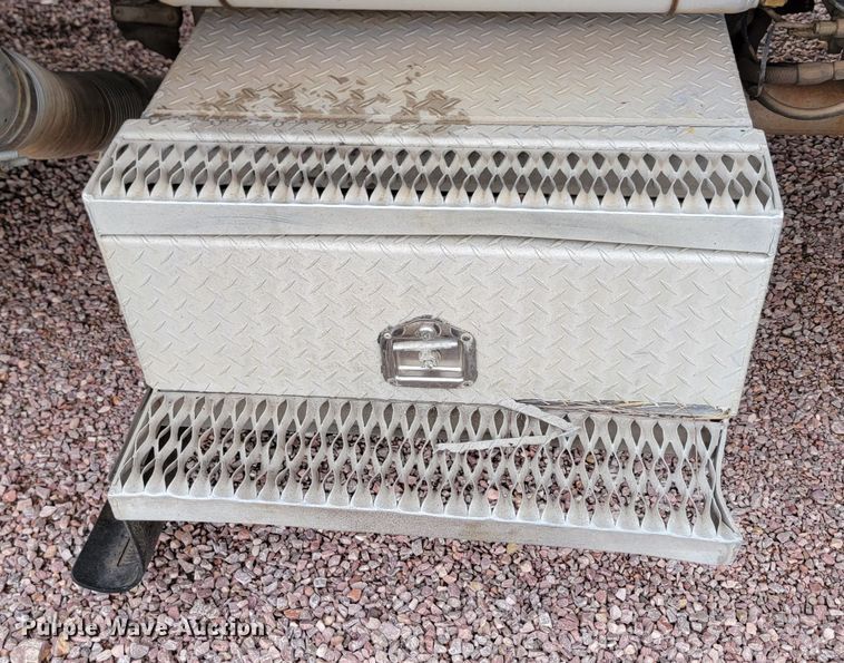 image for item JW9633 1995 Peterbilt 379  semi truck