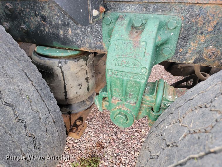 image for item JW9633 1995 Peterbilt 379  semi truck