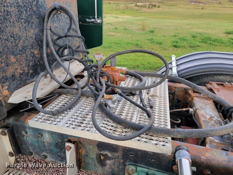 image for item JW9633 1995 Peterbilt 379  semi truck