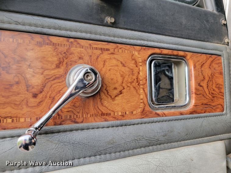 image for item JW9633 1995 Peterbilt 379  semi truck