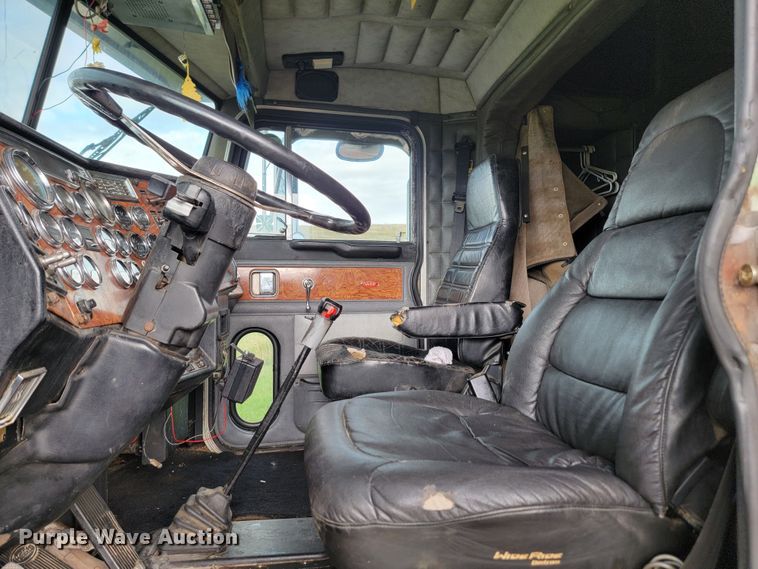 image for item JW9633 1995 Peterbilt 379  semi truck