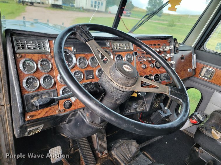 image for item JW9633 1995 Peterbilt 379  semi truck