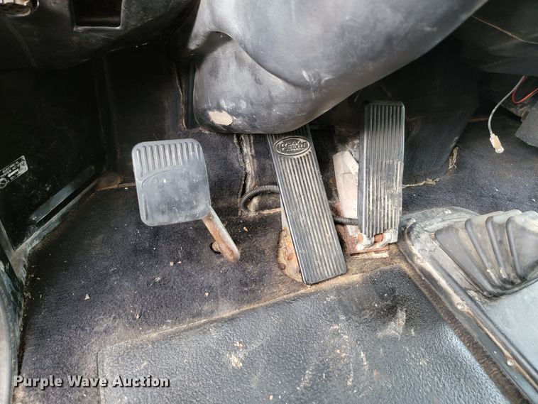 image for item JW9633 1995 Peterbilt 379  semi truck