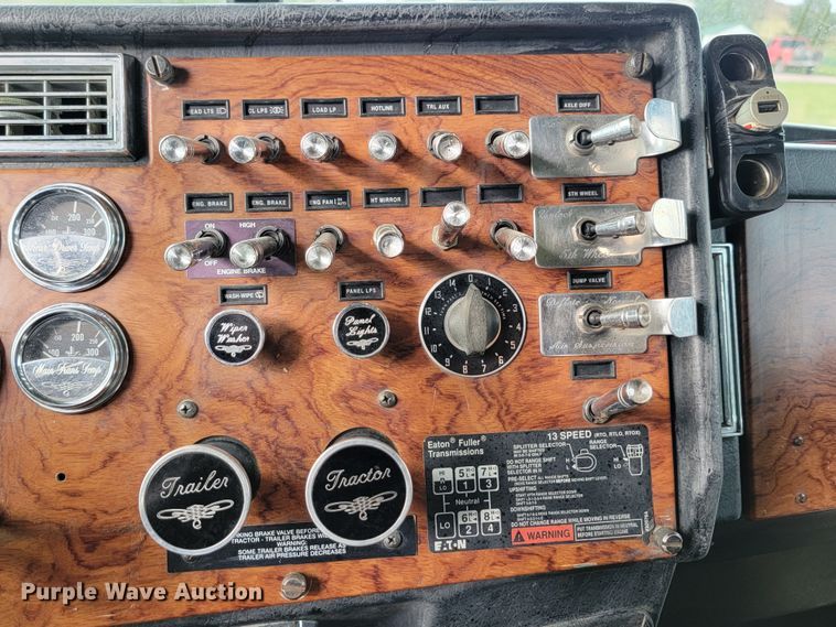 image for item JW9633 1995 Peterbilt 379  semi truck