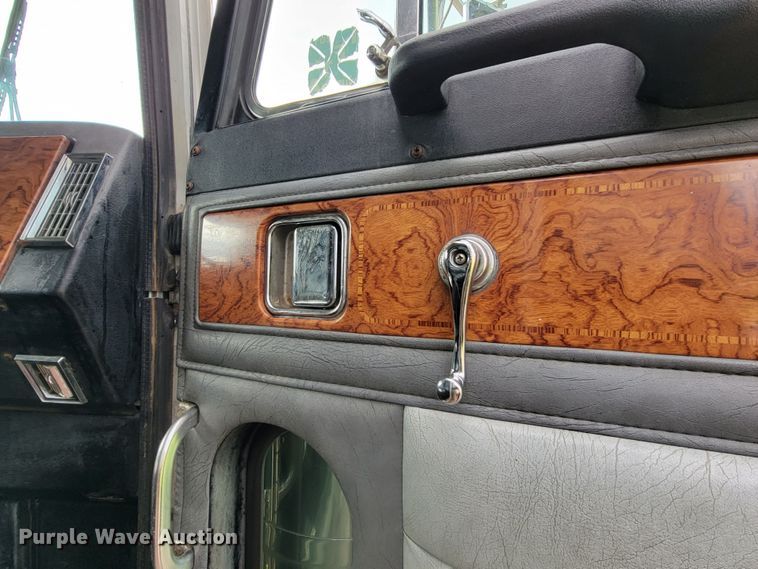 image for item JW9633 1995 Peterbilt 379  semi truck