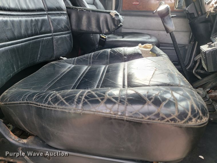 image for item JW9633 1995 Peterbilt 379  semi truck