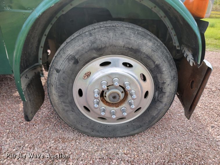 image for item JW9633 1995 Peterbilt 379  semi truck