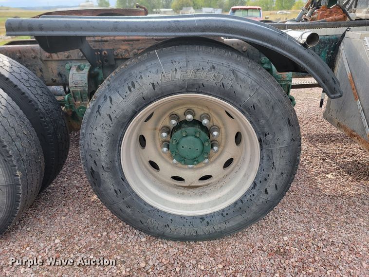 image for item JW9633 1995 Peterbilt 379  semi truck