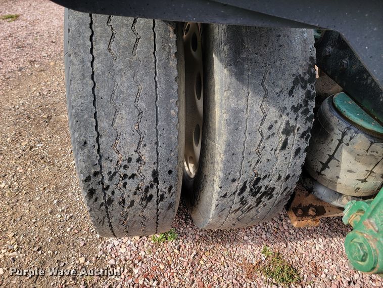 image for item JW9633 1995 Peterbilt 379  semi truck