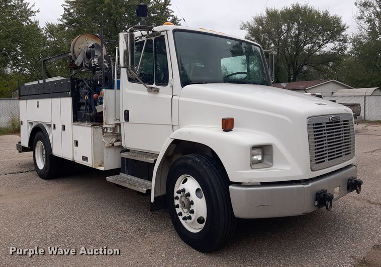 image for item KD9198 2000 Freightliner FL70  utility / service truck