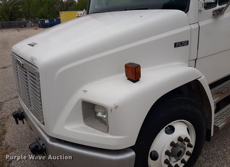 image for item KD9198 2000 Freightliner FL70  utility / service truck