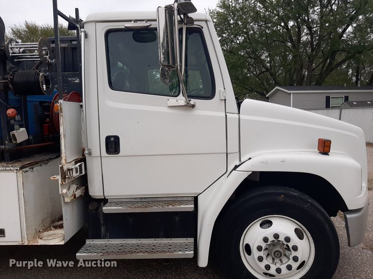 image for item KD9198 2000 Freightliner FL70  utility / service truck