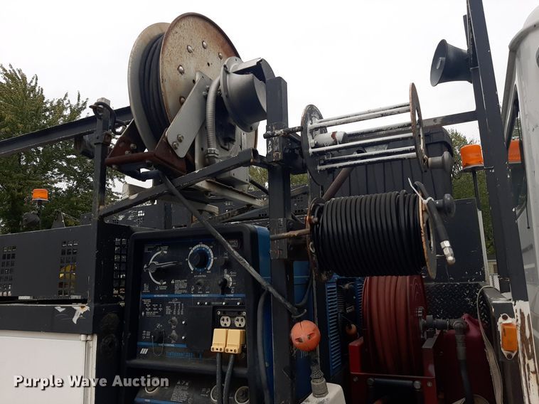 image for item KD9198 2000 Freightliner FL70  utility / service truck