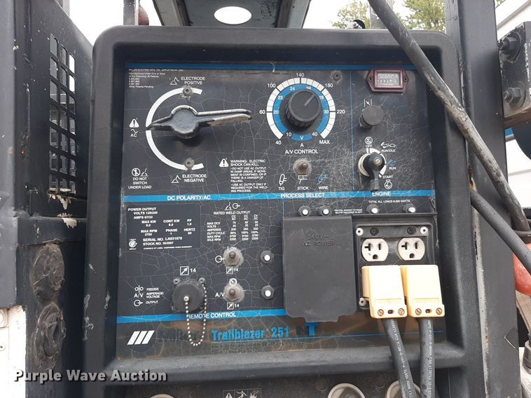 image for item KD9198 2000 Freightliner FL70  utility / service truck