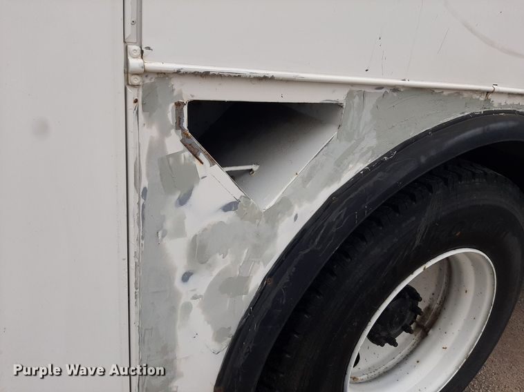 image for item KD9198 2000 Freightliner FL70  utility / service truck