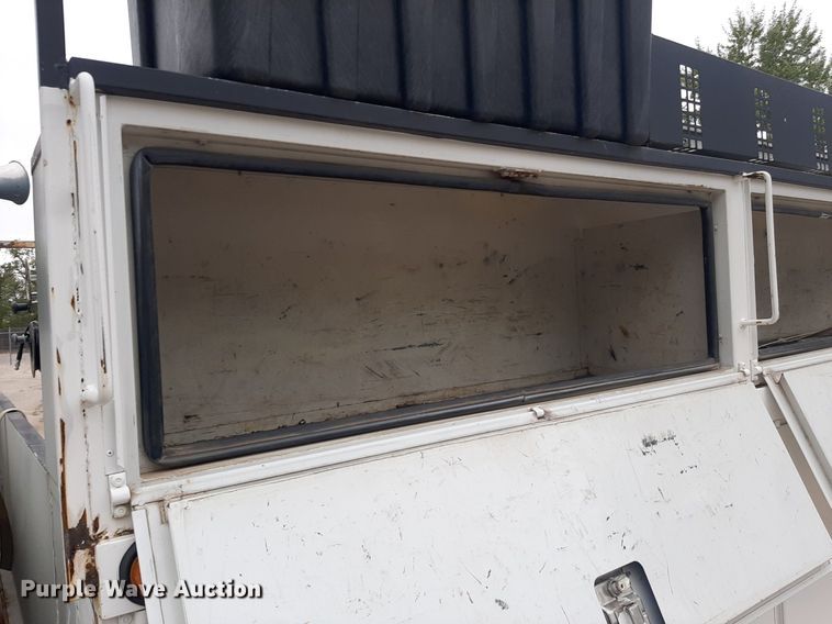 image for item KD9198 2000 Freightliner FL70  utility / service truck