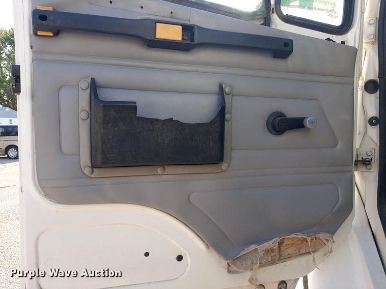 image for item KD9198 2000 Freightliner FL70  utility / service truck