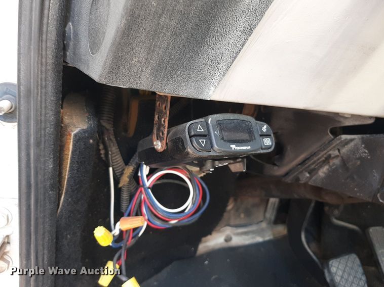 image for item KD9198 2000 Freightliner FL70  utility / service truck