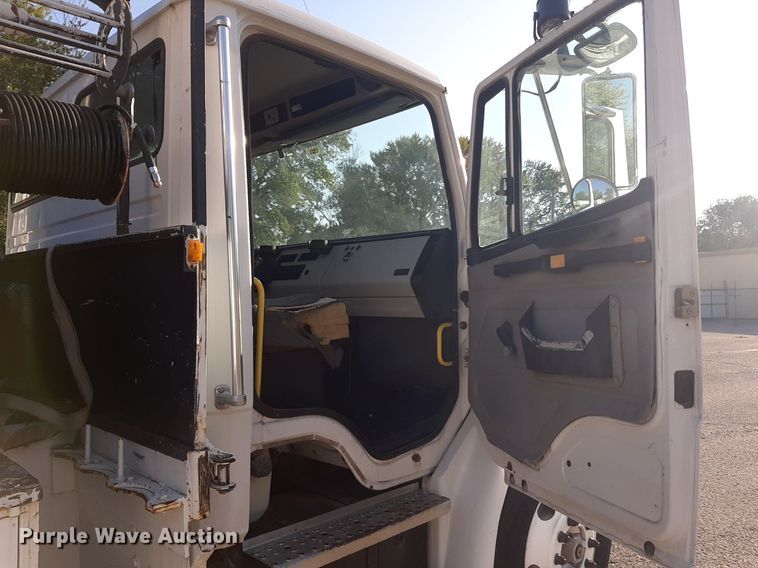 image for item KD9198 2000 Freightliner FL70  utility / service truck