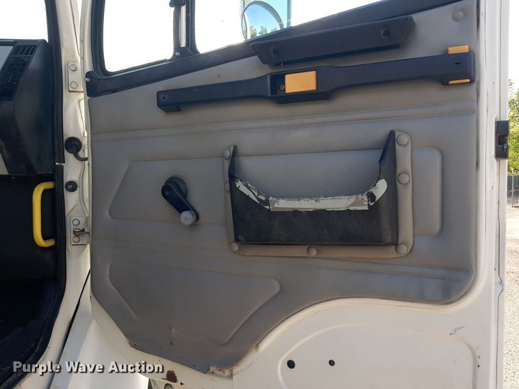 image for item KD9198 2000 Freightliner FL70  utility / service truck