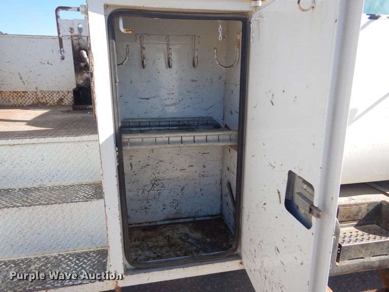 image for item KD9217 2000 Ford F650  bucket truck