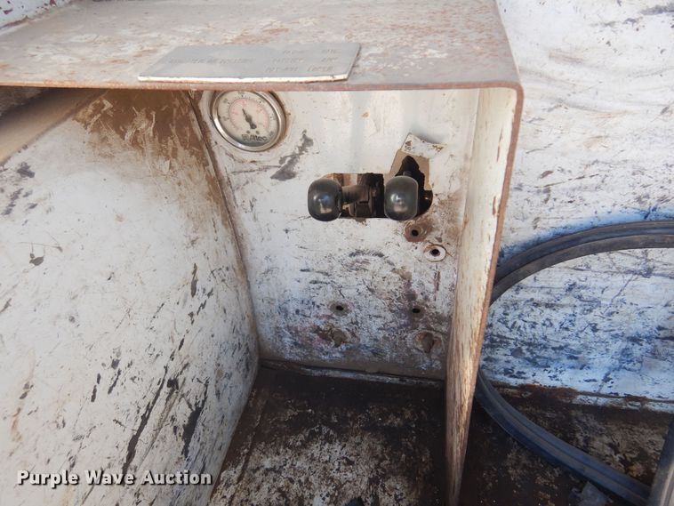 image for item KD9217 2000 Ford F650  bucket truck