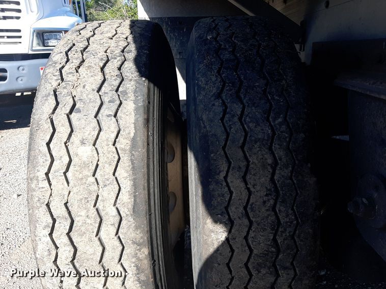 image for item KD9228 2007 Reitnouer MaxLite  flatbed trailer