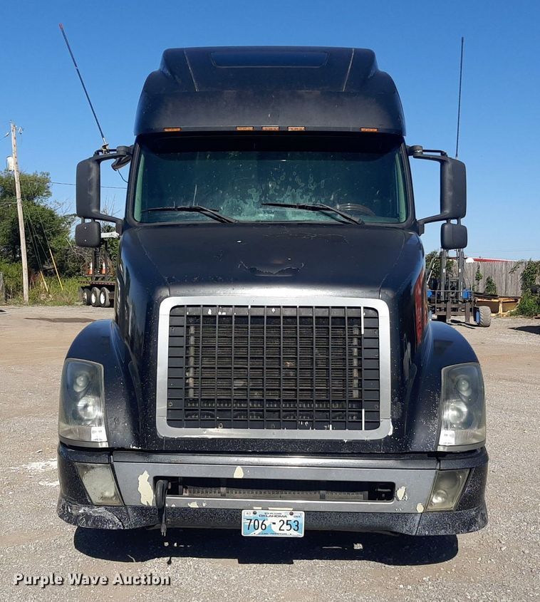 image for item KD9229 2005 Volvo VVN  semi truck