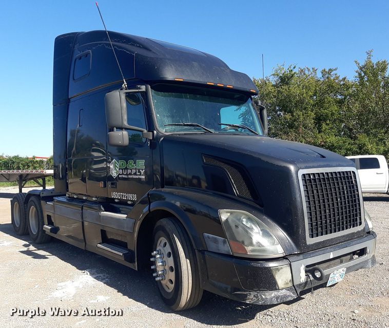 image for item KD9229 2005 Volvo VVN  semi truck