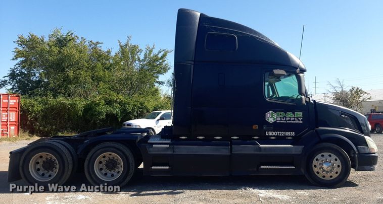 image for item KD9229 2005 Volvo VVN  semi truck