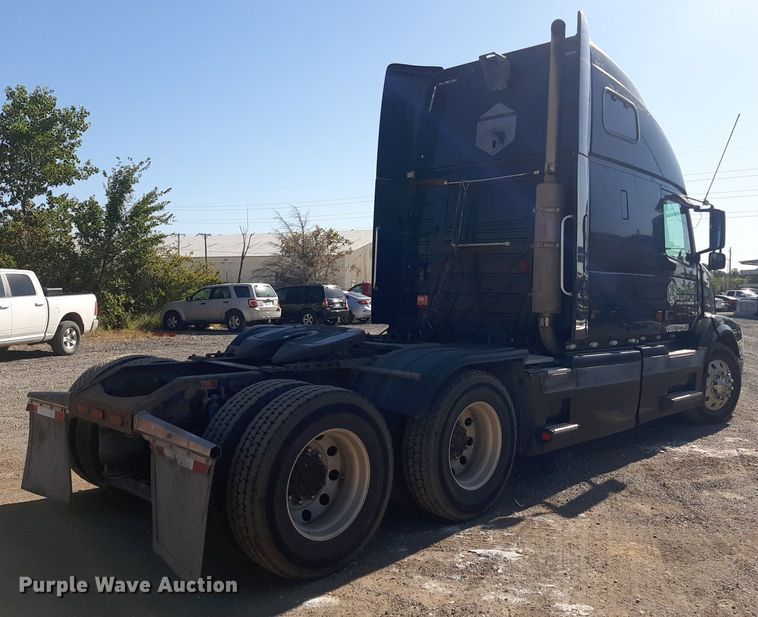 image for item KD9229 2005 Volvo VVN  semi truck