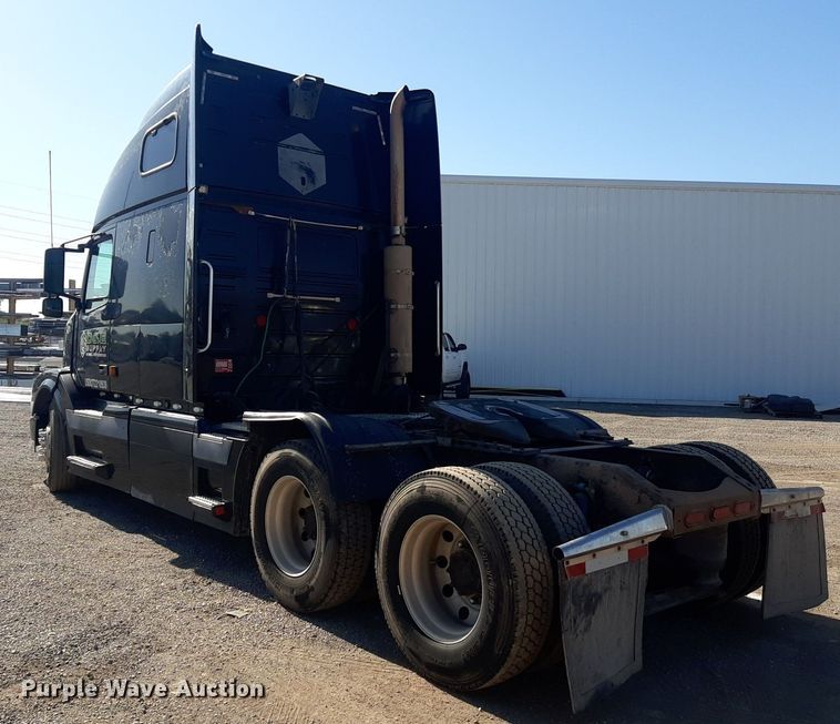 image for item KD9229 2005 Volvo VVN  semi truck