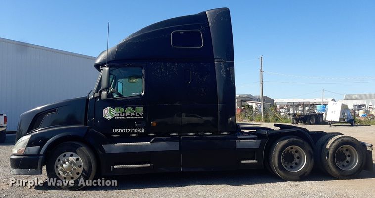 image for item KD9229 2005 Volvo VVN  semi truck