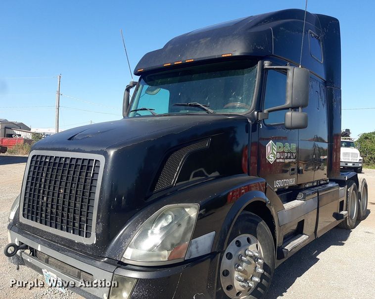 image for item KD9229 2005 Volvo VVN  semi truck