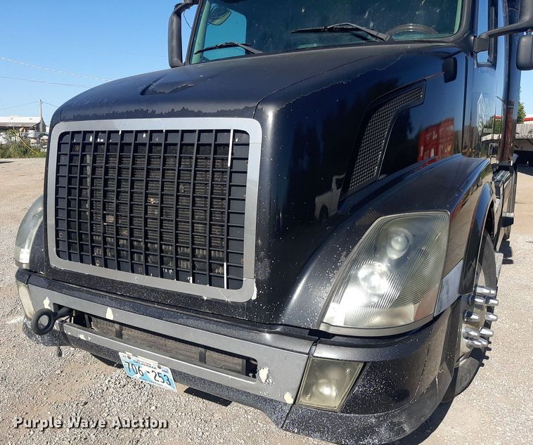 image for item KD9229 2005 Volvo VVN  semi truck