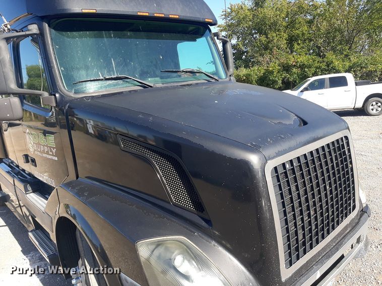 image for item KD9229 2005 Volvo VVN  semi truck