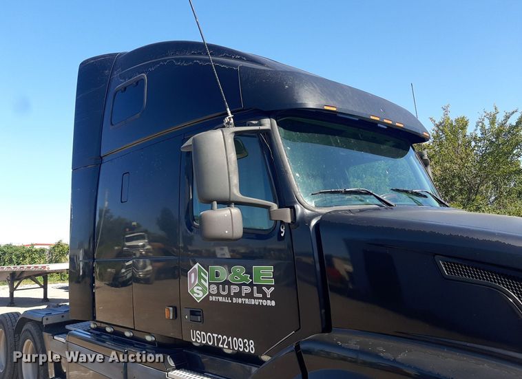 image for item KD9229 2005 Volvo VVN  semi truck