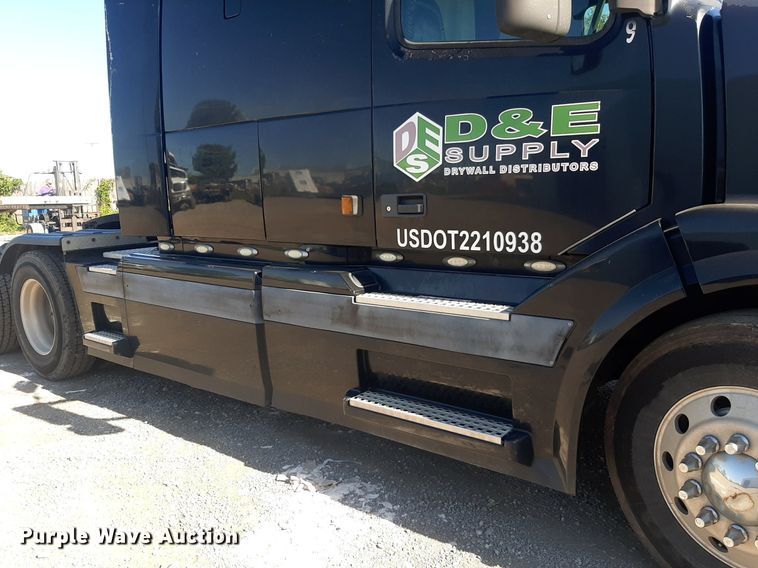 image for item KD9229 2005 Volvo VVN  semi truck