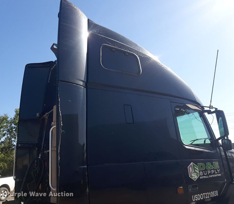 image for item KD9229 2005 Volvo VVN  semi truck